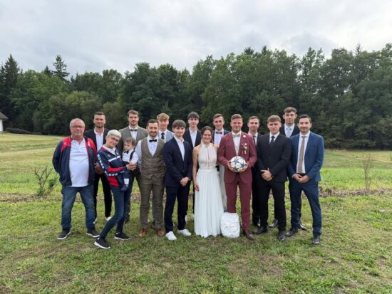 547101793_1259325495992242_9183718863553805313_n.jpg Gestern auf dem Feld geglänzt, heute läuten die Hochzeitsglocken 💍👰🤵♂️