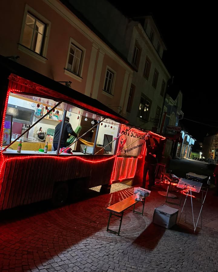 Während in der ELK-Arena geschnapst wied, …