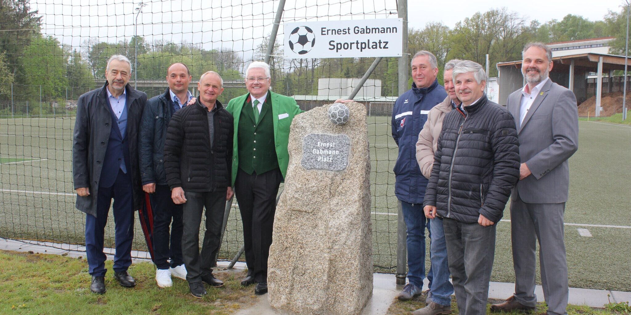 Umbenennung des „Kunstrasen-Platz Schrems“ auf „Ernest Gabmann-Kunstrasenplatz Schrems“